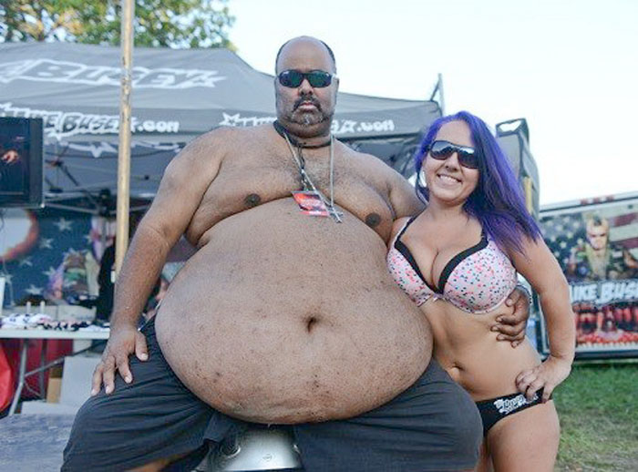 Толстый мужик со стройными телками - порно фото