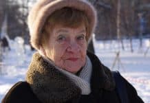 eldre kvinne om satirenyheter